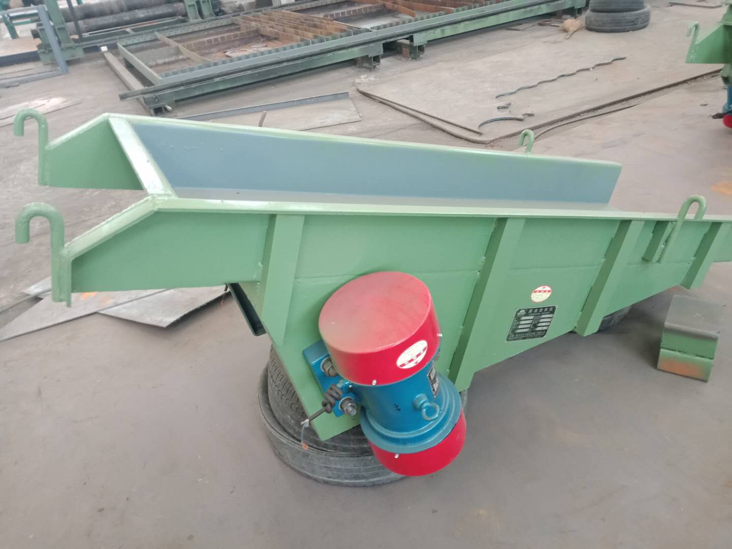 吊掛式振動給料機懸掛裝置斷裂是什么原因造成的？(振動給料機掛鉤)